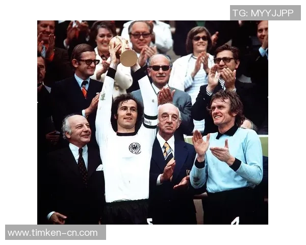 弗朗茨·贝肯鲍尔：传奇球员转型为足球战术大师与教练生涯的辉煌之路